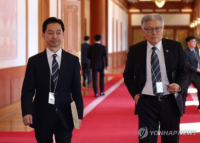 국무회의 참석하는 김지용 중수청장과 최동석 인사혁신처장 (서울=연합뉴스) 한상균 기자 = 김지용 중수청장(왼쪽)과 최동석 인사혁신처장이 20일 이재명 대통령 주재로 청와대에서 열리는 국무회의에 입장하고 있다. 2026.10.20 xyz@yna.co.kr