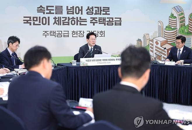 주택공급현장 간담회 연 이재명 대통령 (인천=연합뉴스) 신준희 기자 = 이재명 대통령이 20일 인천 계양 공공주택지구에서 열린 주택공급현장 간담회에서 발언을 하고 있다. 2026.10.20 [청와대통신사진기자단] hama@yna.co.kr
