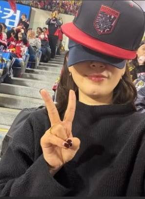 배우 박신혜가 둘째 딸을 출산한 지 한 달도 채 되지 않아 야구장을 찾았다. / 사진=SNS