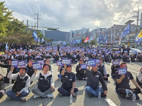 21일 오후 한화오션 거제조선소 서문 앞에서 열린 '한화오션 원청교섭 투쟁 승리! 현장탄압 분쇄! 금속노동자 결의대회' 참가자들이 구호를 외치고 있다. /표세호 기자