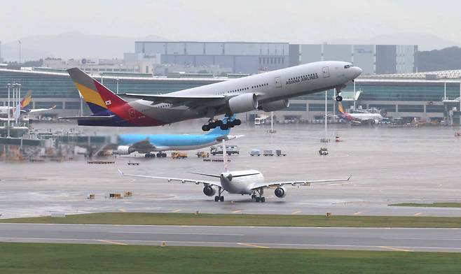 인천국제공항 활주로에 비행기가 오가고 있다. 신태현 기자 holjjak@