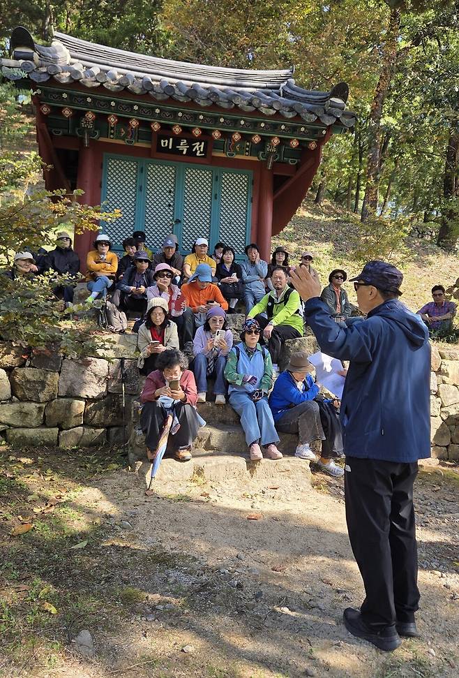 소설가 하응백씨가 지난 18일 충북 보은에 있는 삼년산성에서 답사객들에게 산성의 역사에 대해 설명하고 있다. 하응백 작가 제공