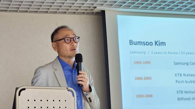 김 대표가 투자 규모만큼 심각하게 바라보는 문제는 한국과 미국의 기술 수용 속도 차이다.그는 2022년 11월 챗GPT 등장 이후 AI가 산업 전반을 바꾸고 있지만, 실리콘밸리와 한국에서 그 변화를 받아들이는 방식에는 상당한 차이가 있다고 진단했다. (사진=테크42)