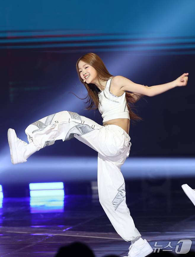A20 LITE 아이찡이 20일 오후 서울 마포구 상암 SBS프리즘타워에서 열린 SBS Life 음악 방송 ‘더 쇼(THE SHOW)’ 생방송에서 화려한 무대를 선보이고 있다. ⓒ 뉴스1 권현진 기자