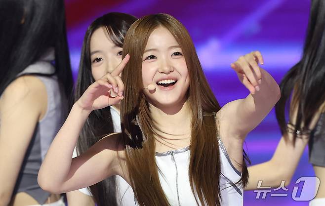 A20 LITE 아이찡이 20일 오후 서울 마포구 상암 SBS프리즘타워에서 열린 SBS Life 음악 방송 ‘더 쇼(THE SHOW)’ 생방송에서 팬과 교감하고 있다. ⓒ 뉴스1 권현진 기자