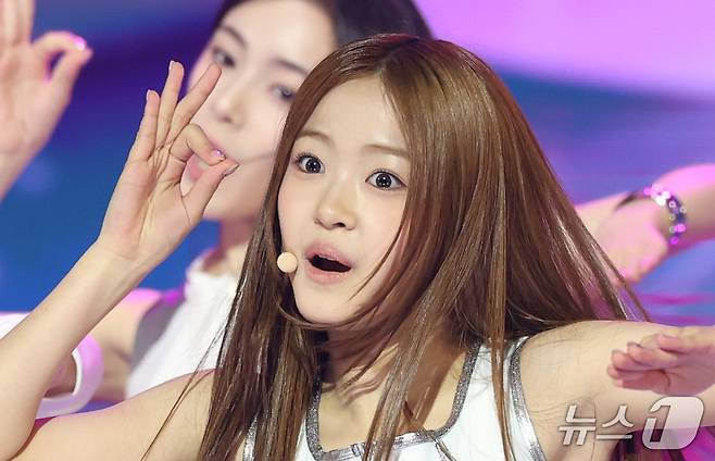 A20 LITE 아이찡이 20일 오후 서울 마포구 상암 SBS프리즘타워에서 열린 SBS Life 음악 방송 ‘더 쇼(THE SHOW)’ 생방송에서 상큼한 무대를 선보이고 있다. ⓒ 뉴스1 권현진 기자