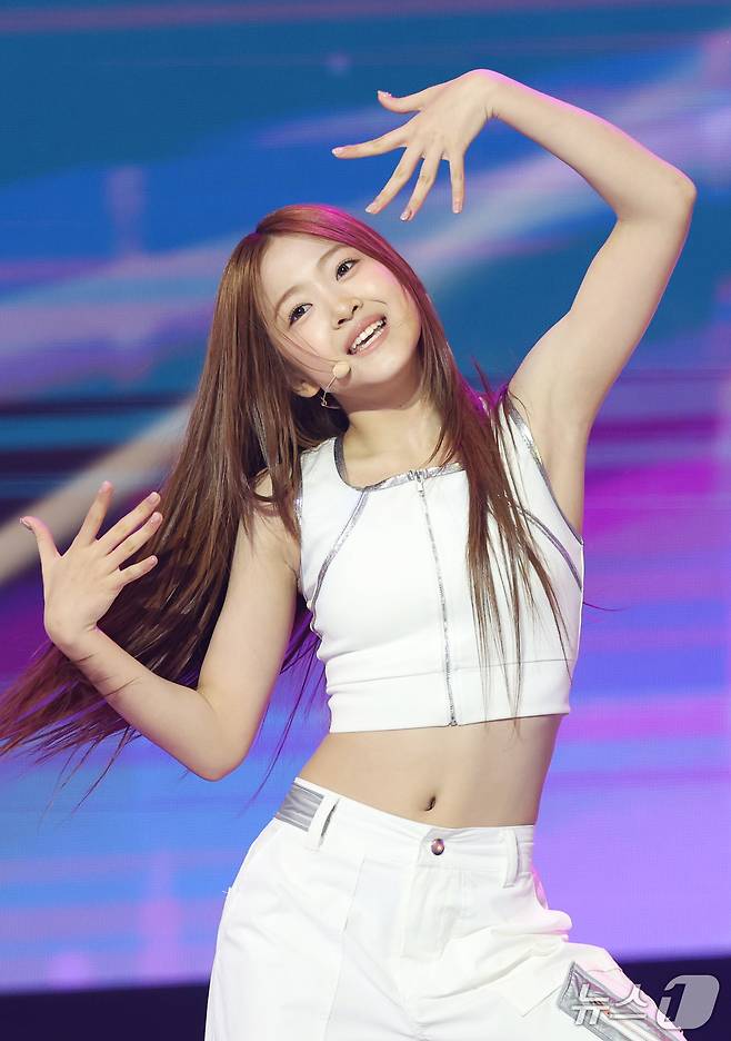 A20 LITE 아이찡이 20일 오후 서울 마포구 상암 SBS프리즘타워에서 열린 SBS Life 음악 방송 ‘더 쇼(THE SHOW)’ 생방송에서 화려한 무대를 선보이고 있다.  ⓒ 뉴스1 권현진 기자
