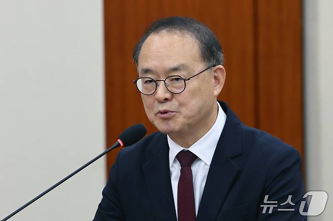 이용수 대한축구협회 회장 직무대행이 21일 서울 여의도 국회 문화체육관광위원회에서 열린 대한체육회 등에 대한 국정감사에서 증인으로 출석, 의원 질의에 답하고 있다. 2026.10.21 ⓒ 뉴스1 황기선 기자