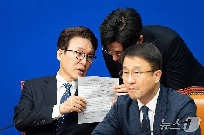 김민석 더불어민주당 대표가 21일 서울 여의도 국회에서 열린 최고위원회의에서 직원과 대화하고 있다. 2026.10.21 ⓒ 뉴스1 유승관 기자