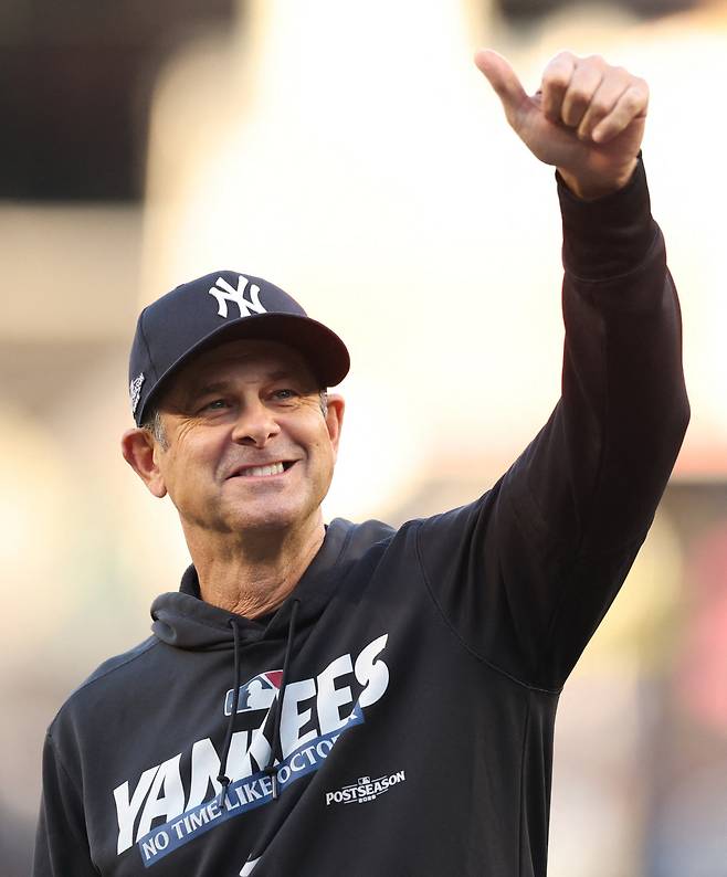 NEW YORK, NEW YORK - OCTOBER 07: Manager Aaron Boone #17 of the New York Yankees gestures before game three of the American League Division Series against the Tampa Bay Rays at Yankee Stadium on October 07, 2026 in the Bronx borough of New York City.   Caleb Bowlin/Getty Images/AFP (Photo by Caleb Bowlin / GETTY IMAGES NORTH AMERICA / Getty Images via AFP)







<저작권자(c) 연합뉴스, 무단 전재-재배포, AI 학습 및 활용 금지>