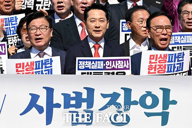 장동혁 국민의힘 대표의 술자리 발언을 담았다는 녹취가 유튜브에 공개됐다. 사진은 국민의힘 정점식 원내대표와 장동혁 대표, 박덕흠 국회부의장(왼쪽부터)가 지난달 22일 오전 서울 여의도 국회 앞 계단에서 열린 이재명 정권 실정 대국민 보고대회에 참석해 구호를 외치고 있는 모습. /남용희 기자