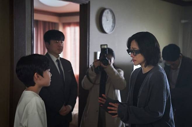 영화 '실낙원'의 초반 장면입니다. 특수 안경을 쓴 엄마(김현주)가 AI로 살린 아들을 향해 다가가려 합니다. AI로 죽은 아이를 만난다는 줄거리, 앞으로 몇 편이나 더 나오게 될지./CJ ENM
