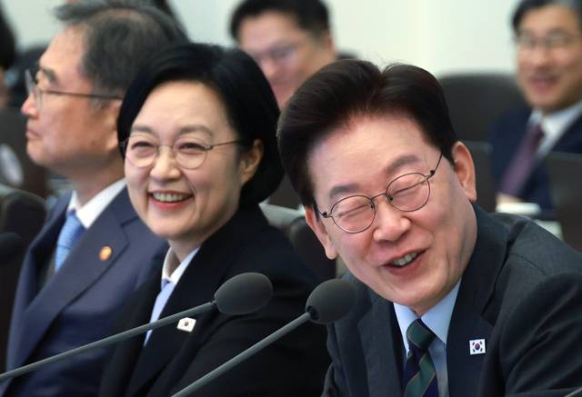이재명 대통령이 20일 청와대에서 열린 국무회의에서 미소를 짓고 있다. [연합뉴스]