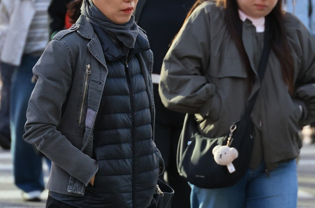 서울 시내에서 몸을 움츠린 시민들이 출근 시간 발길을 재촉하고 있다. [연합뉴스]