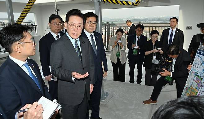 이재명 대통령이 20일 인천 계양구 공공주택지구를 찾아 관계자와 3기 신도시에 대한 대화를 하고 있다. 뉴스1