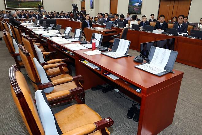 19일 국회에서 열린 기후에너지환경노동위원회 국정감사에서 국민의힘 위원들이 증인채택 건에 반발하며 퇴장해 자리가 비어있다. 연합뉴스