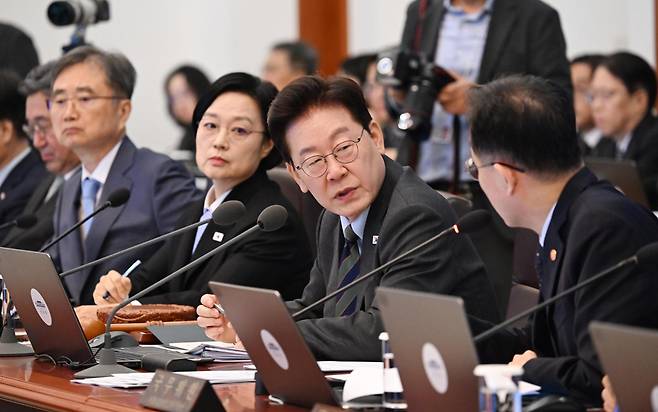 이재명 대통령이 20일 청와대에서 열린 제45회 국무회의에서 이형일 부총리 겸 재정경제부 장관과 대화를 하고 있다. 왕태석 선임기자