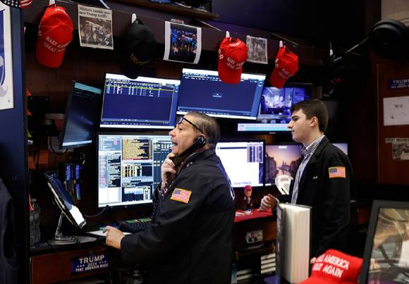 미국 뉴욕증권거래소(NYSE)에서 트레이더들이 주식 거래 상황을 살피고 있다. [사진=UPI/연합뉴스]
