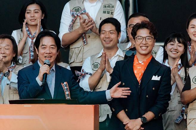 10월 4일 대만 타이베이에서 선보양(오른쪽) 시장 후보의 선거캠프 개소식이 열린 가운데 라이칭더(왼쪽) 총통이 지지 연설을 하고 있다. 선 후보는 20일 공개된 여론 조사에서 처음으로 국민당 장완안 현직 시장을 앞서면서 판세가 요동치고 있다. AFP=연합뉴스