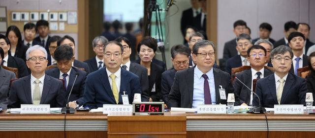 20일 대구고법에서 열린 국회 법제사법위원회의 대구고등·지방·가정·회생법원, 부산고등·지방·가정·회생법원, 울산지방·가정법원, 창원지법에 대한 국정감사에서 피감 기관장들이 질의받고 있다. 연합뉴스