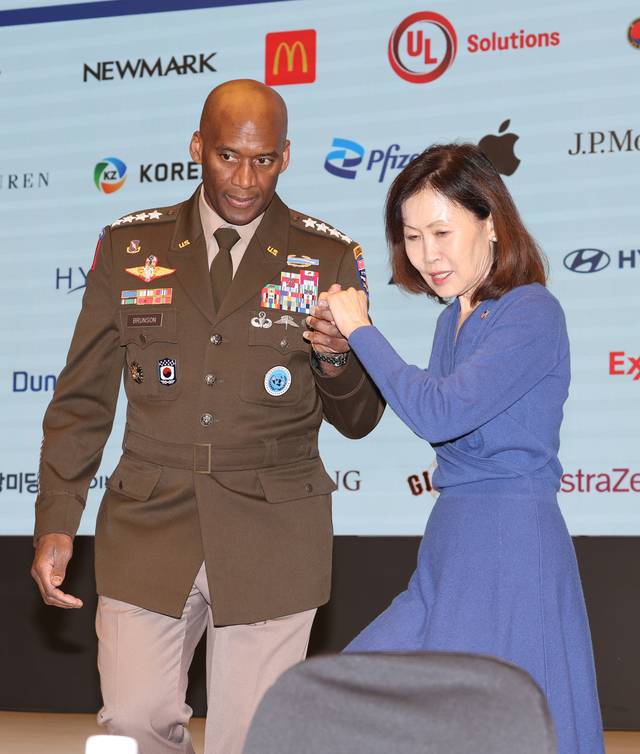 미셸 박 스틸(오른쪽) 주한미국대사와 제이비어 브런슨 주한미군사령관 겸 한미연합사령관이 21일 오전 서울 용산구 한 호텔에서 열린 주한미국상공회의소(암참) 초청 간담회에 참석, 기념촬영을 마친 뒤 자리에 앉고 있다. 김동훈 기자