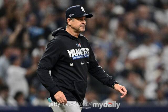 메이저리그(MLB) 뉴욕 양키스 애런 분 감독이 지난 8일(한국식각) 열린 탬파베이와 아메리칸리그 디비전시리즈 3차전 도중 투수교체를 위해 마운드쪽으로 가고 있다./게티이미지코리아