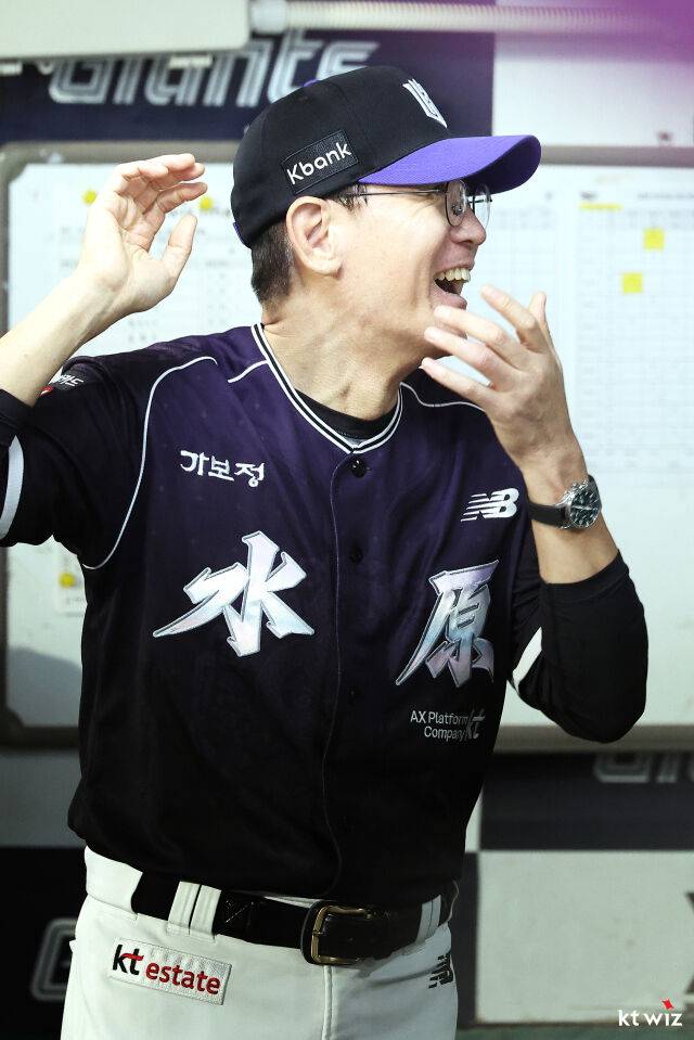 이강철 감독이 웃고 있다./KT 위즈 제공