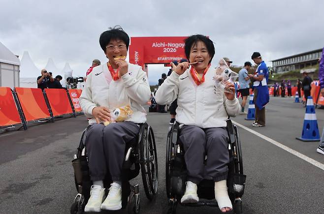 [서울=뉴시스]장애인아시안게임 여자 사이클 이도연과 허윤정(오른쪽). (사진=대한장애인체육회 제공)