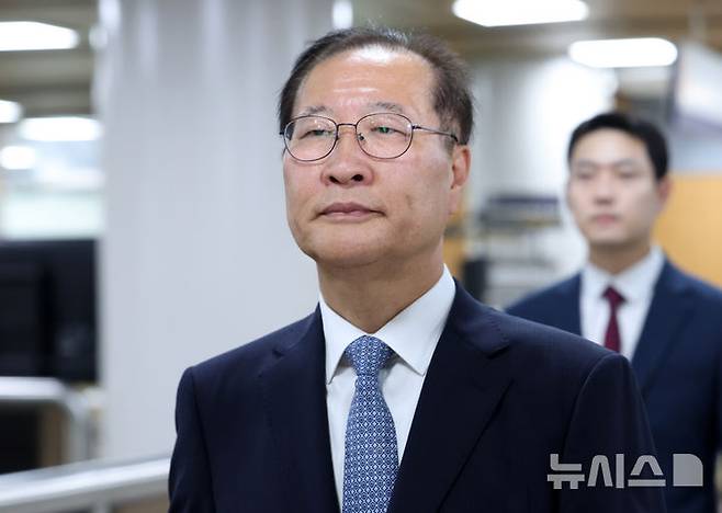 [서울=뉴시스] 이영환 기자 = 서울고법 형사1부(부장판사 윤성식)는 21일 내란 중요임무 종사 등 혐의를 받는 박 전 장관의 항소심 선고기일을 열고 그에게 징역 9년을 선고했다. 이는 1심 선고형인 징역 25년보다 16년 줄어든 형이다. 사진은 박 전 장관이 지난 6월 22일 오후 서울 서초구 서울중앙지방법원에서 열린 선고 공판에 출석하는 모습. 2026.10.21. 20hwan@newsis.com