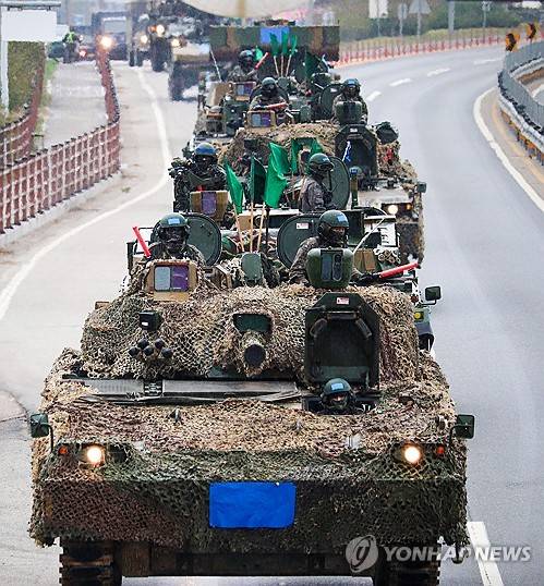 육군 제11기동사단, 호국훈련 대규모 기동훈련 (서울=연합뉴스) 육군 11기동사단은 21일 강원도 홍천에서 2026년 호국훈련과 연계한 기계화부대 쌍방훈련을 위해 남한강 이북 지역으로 대규모 기동을 실시했다고 밝혔다.      사진은 K21장갑차 등 궤도장비가 호국훈련 간 대규모 기동훈련을 하는 모습. 2026.10.21 [육군 제공. 재판매 및 DB 금지] photo@yna.co.kr