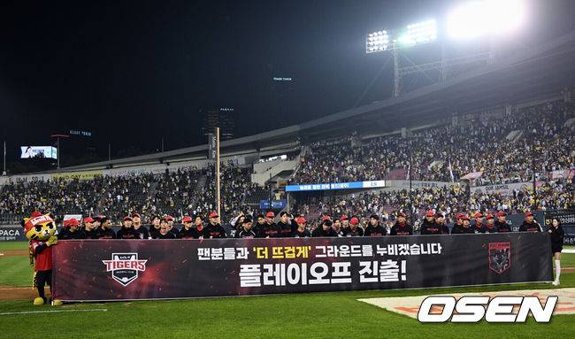 [OSEN=잠실, 조은정 기자]프로야구 KIA 타이거즈가 3연승을 질주하며 플레이오프에 진출했다.&nbsp;KIA은 20일 서울 잠실구장에서 열린 ‘2026 신한 SOL KBO 준플레이오프’ 3차전 LG 트윈스를 13-1로 제압했다. 이날 승리로 KIA는 시리즈 3승을 거두고 플레이오프 진출에 성공했다. KIA 구단 역사상 첫 준플레이오프 시리즈 승리다. 플레이오프에서는 리그 2위 삼성 라이온즈를 만난다.&nbsp;KIA가 플레이오프 진출을 기뻐하고 있다. 2026.10.20 /cej@osen.co.k