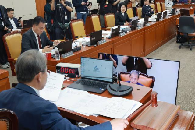 ▲지난 12일 국회 과학기술정보방송통신위원회 전체회의에서 위원장인 더불어민주당 송기헌 의원이 국민의힘 이진숙 의원을 방송미디어통신위원회 국정감사에서 배제하는 제척의 건을 의결하고 있다. ⓒ연합뉴스