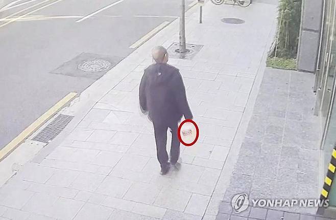 인화 물질 추정 물건 들고 이동하는 방화 용의자 (서울=연합뉴스) 20일 방화 혐의로 체포된 70대 남성 A씨가 화재 발생 전 인화 물질로 추정되는 물건을 들고 서울 강남구 역삼동의 한 건물을 향해 이동하는 모습. 2026.10.20 [연합뉴스 TV 제공. 재판매 및 DB 금지] photo@yna.co.kr