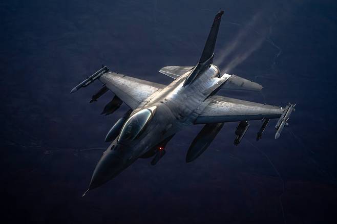 중동에서 초계비행하는 미 F-16 전투기 [미 중부사령부 엑스 계정. 재판매 및 DB 금지]