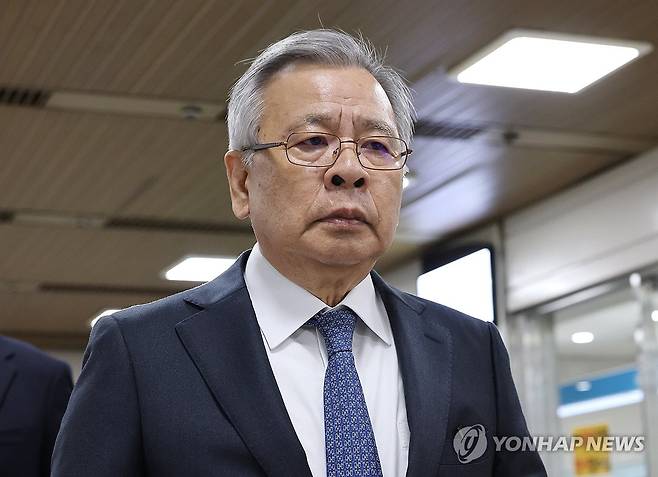 항소심 공판 출석하는 박영수 전 특검 (서울=연합뉴스) 김주형 기자 = 이른바 '50억 클럽'에 연루돼 재판에 넘겨진 박영수 전 특별검사가 21일 서울 서초구 서울고법에서 열린 항소심 선고 공판에 출석하고 있다. 2026.10.21 kjhpress@yna.co.kr
