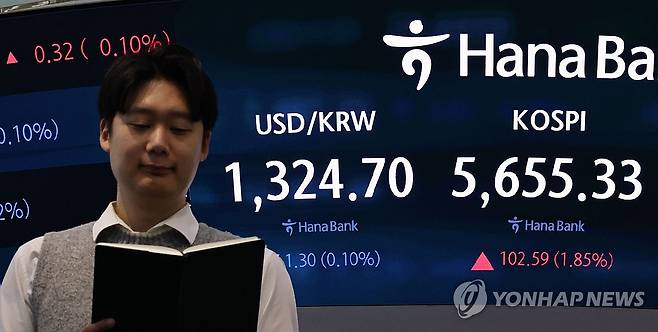 상승 개장한 코스피ㆍ코스닥 (서울=연합뉴스) 김인철 기자 = 21일 서울 중구 하나은행 본점 딜링룸 현황판에 코스피 등이 표시되고 있다.
    이날 코스피는 전 거래일 대비 113.60포인트(2.05%) 오른 5,666.34에, 코스닥은 11.43포인트(1.46%) 오른 793.40에 개장했다. 2026.10.21 yatoya@yna.co.kr