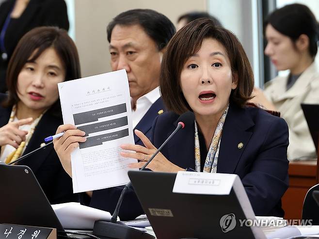 하동근 한국지역난방공사 사장 자기소개서 문제삼는 나경원 의원 (서울=연합뉴스) 배재만 기자 = 19일 국회에서 열린 기후에너지환경노동위원회 국정감사에서 국민의힘 나경원 위원이 하동근 한국지역난방공사 사장의 자기소개서를 보이며 질문하고 있다. 2026.10.19 scoop@yna.co.kr