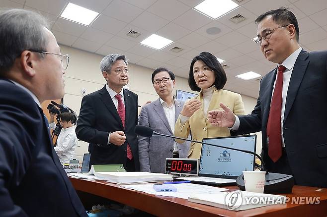 '이진숙 국감 제척안' 공방에 감사중지, 항의하는 국민의힘 [연합뉴스 자료사진]