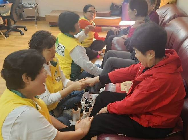 인천 부평구 부평동의 한 경로당에서 신천지 자원봉사단 인천지부 봉사자들이 어르신들에게 손마사지를 해주고 있다.