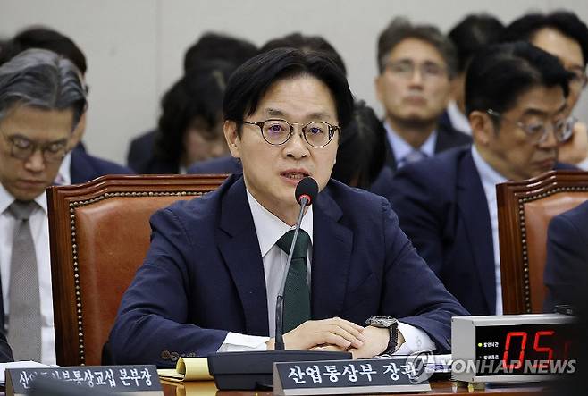 (서울=연합뉴스) 이동해 기자 = 김정관 산업통상부 장관이 22일 국회 산업통상자원중소벤처기업위원회에서 열린 2026년도 종합 국정감사에 출석해 질의에 답하고 있다. 2026.10.22 eastsea@yna.co.kr