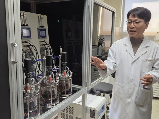 최일동 신성장팀 팀장이 대장모사시스템 설비에 대해 설명하고 있다. (신단아 기자)
