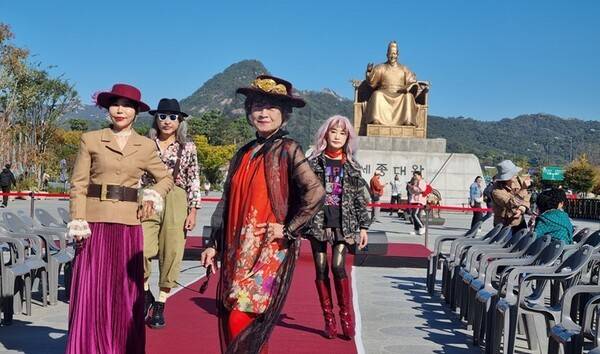 시니어모델들은 저마다의 개성을 뽐내며 나이는 숫자에 불과하다는 것을 오롯이 보여줬다.&nbsp;