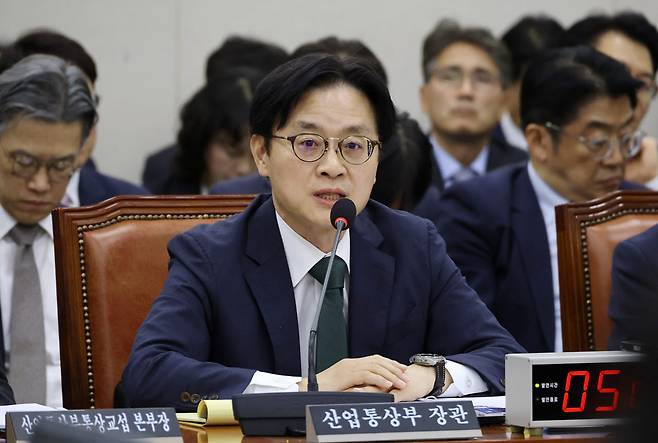김정관 산업통상부 장관이 22일 국회 산업통상자원중소벤처기업위원회에서 열린 2026년도 종합 국정감사에 출석해 질의에 답하고 있다. (사진=연합뉴스)