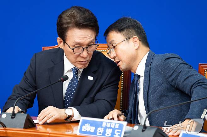 김민석 더불어민주당 대표와 한병도 원내대표가 지난 21일 서울 여의도 국회에서 열린 최고위원회의에서 대화하고 있다. 2026.10.21 ⓒ 뉴스1 유승관 기자