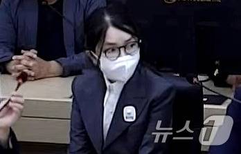 김건희 여사가 26일 서울 서초구 중앙지방법원에서 열린 특정범죄가중처벌등에관한법률위반(알선수재) 부정청탁및금품등수수의금지에관한법률위반 증거인멸 등에 대한 선고 공판에 출석하고 있다. (서울중앙지방법원 제공. 재판매 및 DB 금지) 2026.6.26 ⓒ 뉴스1 이호윤 기자