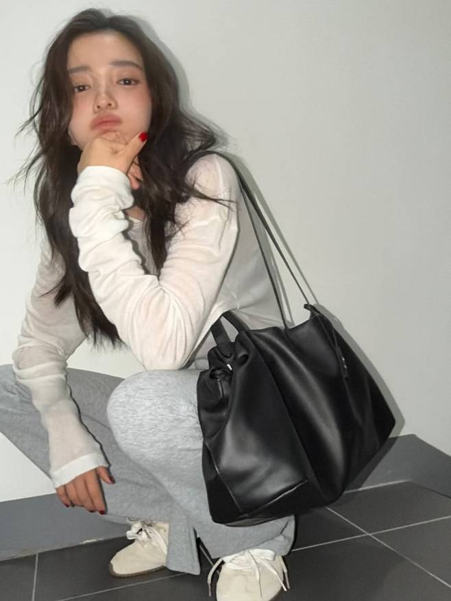 Seoul = Actress Kim Tae-ri showed off her stunning beauty in her daily life.On the 22nd, Kim Tae-ri posted several photos on her social media account.In the photos, Kim Tae-ri exuded a captivating aura with her brown hair style featuring prominent waves. She also drew attention with her exceptional beauty.Meanwhile, Kim Tae-ri garnered interest by appearing on the tvN variety show After School Teacher Tae-ri from February to April, where she showed a different side of herself compared to her on-screen persona.