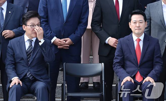 김민석 더불어민주당 대표와 장동혁 국민의힘 대표가 제22대 국회의원들이 지난 9월 3일 서울 여의도 국회 본청 계단에서 열린 후반기 단체 기념 사진 촬영에 자리하고 있다. 2026.9.3 ⓒ 뉴스1 신웅수 기자