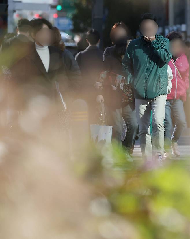 올가을 들어 가장 낮은 아침 최저 기온을 기록한 22일 오전 서울 광화문 사거리에서 몸을 움츠린 시민들이 출근길을 재촉하고 있다. 연합뉴스