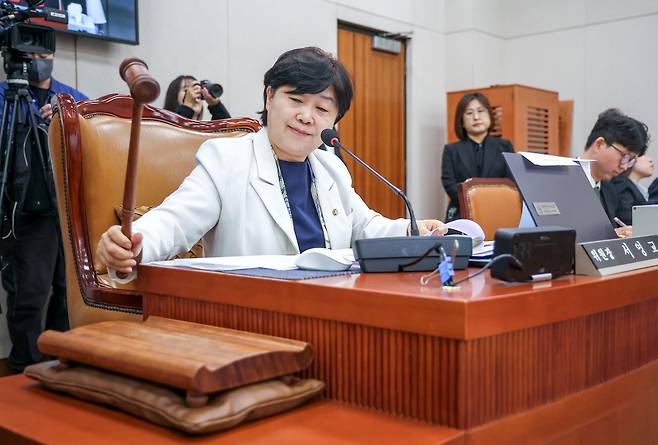 서영교 국회 법제사법위원장이 22일 서울 여의도 국회에서 열린 법제사법위원회 전체회의에서 최길수 특별감찰관 후보자 인사청문경과보고서를 채택하며 의사봉을 두드리고 있다. 뉴시스