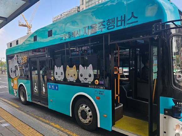 A01 고양 자율주행버스가 21일 오전 출발지점인 대화역에서 승객을 태우기 위해 앞문을 개방하고 있다. [사진=김현영 인턴기자]